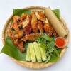 Combo Ăn Nhanh Ngọc Lan với nửa con gà nướng, cơm lam và rau dưa ăn kèm