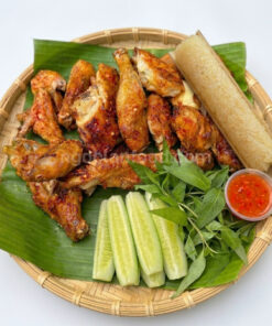 Combo Ăn Nhanh Ngọc Lan với nửa con gà nướng, cơm lam và rau dưa ăn kèm