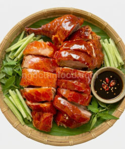 Vịt quay da giòn nửa con Ngọc Lan với lớp da vàng giòn và thịt mềm mọng