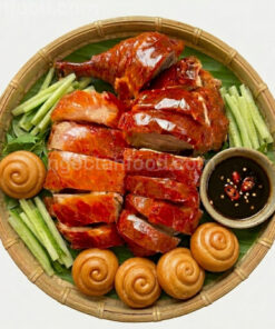 Combo vịt quay da giòn nửa con và bánh bao Ngọc Lan với da giòn rụm và bánh bao mềm xốp