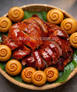 Combo vịt quay da giòn giòn rụm ăn kèm bánh bao chiên mềm xốp, rau răm, dưa leo và nước chấm đặc biệt