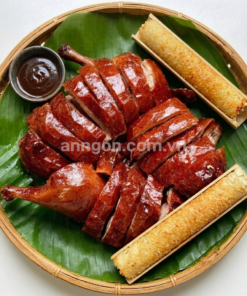 Combo vịt da giòn giòn rụm ăn kèm cơm lam dẻo thơm, rau răm, dưa leo và nước chấm đặc biệt