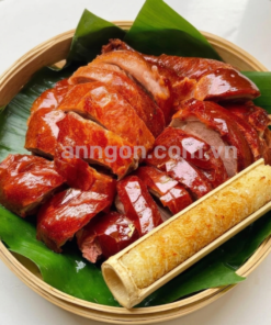 Combo vịt quay da giòn nửa con giòn rụm ăn kèm cơm lam dẻo thơm, rau răm, dưa leo và nước chấm đặc biệt