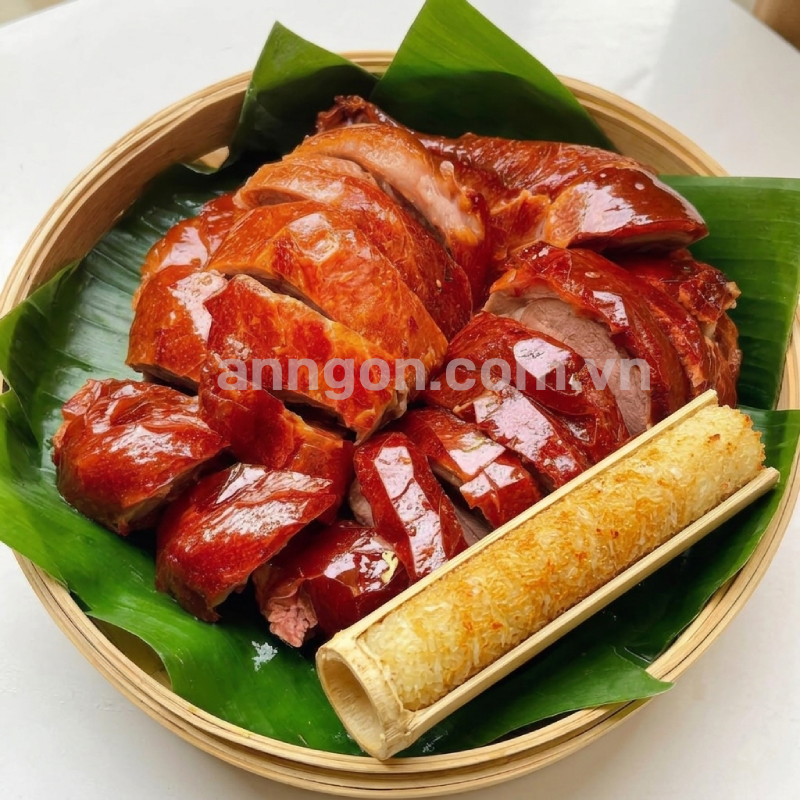 Combo vịt quay da giòn nửa con giòn rụm ăn kèm cơm lam dẻo thơm, rau răm, dưa leo và nước chấm đặc biệt